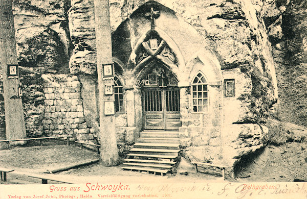 Pohlednice z roku 1901 zachycuje průčelí skalní kaple před poslední větší úpravou v roce 1903.