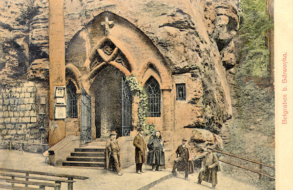 Na této pohlednici z počátku 20. století má průčelí skalní kaple v Modlivém dolu již prakticky stejnou podobu jako dnes.
