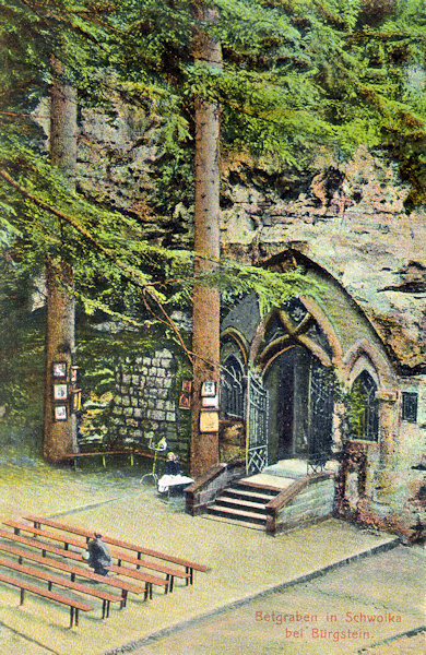 Nedatovaná pohlednice zachycuje upravené prostranství před skalní kaplí v Modlivém dolu.