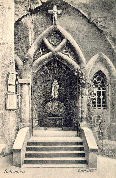 Na této pohlednici vidíme vnitřek skalní kaple se sochou Panny Marie. Interiér byl od roku 1903 upravený jako lourdská jeskyně.