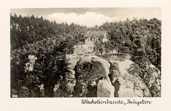 This picture postcard from the thirties of the 20th century shows the look-out rock Na Stráži with its look-out place and the excursion restaurant.