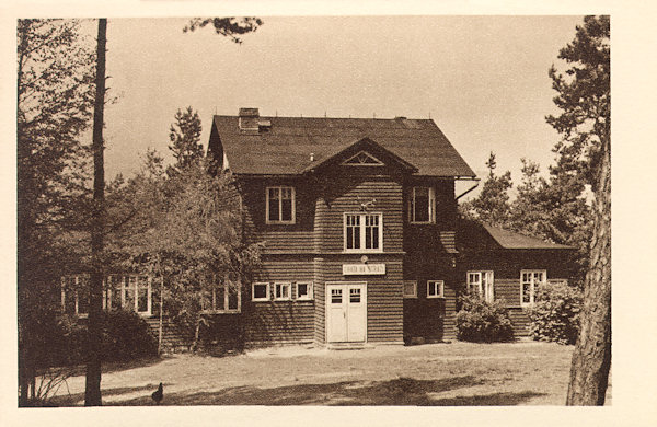 On this postcard from the 2nd half of the 20th century there is the former excursion restaurant Na Stráži which after World War Two served as a holiday centre. At present there are only small charred rests on its place.