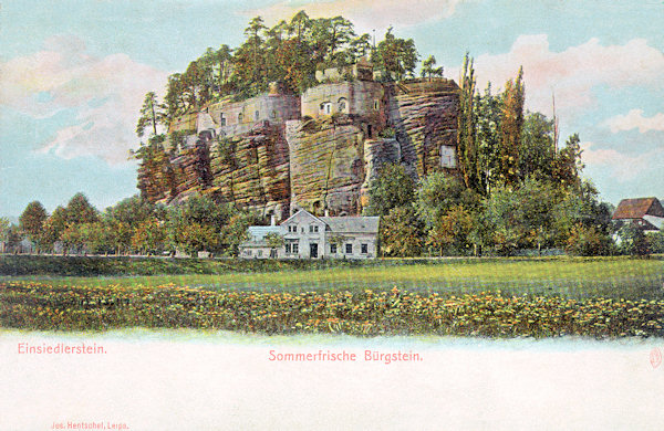 Na pohlednici z roku 1906 vidíme skalní suk Poustevnického kamene z východní strany. Ve skále vytesané prostory poustevny byly vytvořeny převážně v letech 1690-1710.