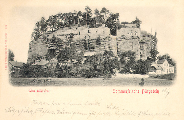Pohlednice z roku 1906 zachycuje skalní suk Poustevnického kamene od jihovýchodu.