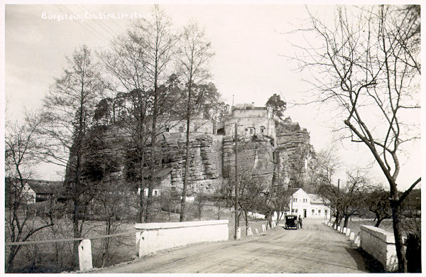 Na pohlednici z roku 1931 vidíme Poustevnický kámen od bývalé zájezdní hospody Fichtelschenke u silnice do Svojkova.