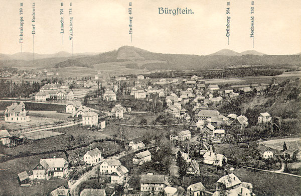 Tato pohlednice z roku 1917 zachycuje Sloup z vyhlídky Na Stráži. Kopce na obzoru jsou: Pěnkavčí vrch (Finkenkoppe), Luž (Lausche), Pomahačův vrch u Radvance (Wacheberg), Strážný (Hutberg), Zelený vrch u Cvikova (Grünberg) a Hvozd (Hochwald).