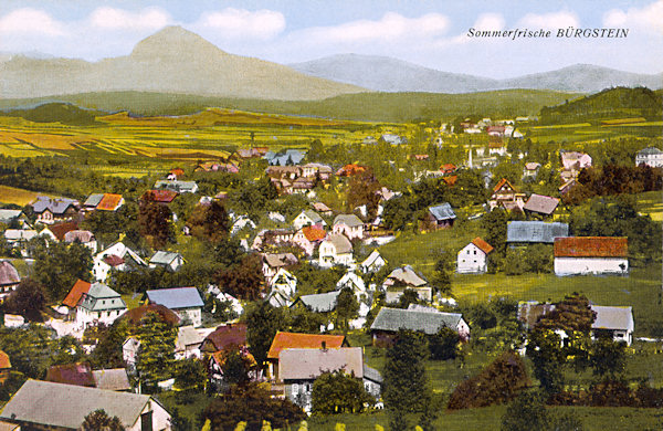 Auf dieser Ansichtskarte ist der nördliche Teil von Sloup (Bürgstein) mit der Silhuette des Klíč (Kleis) im Hintergrund.