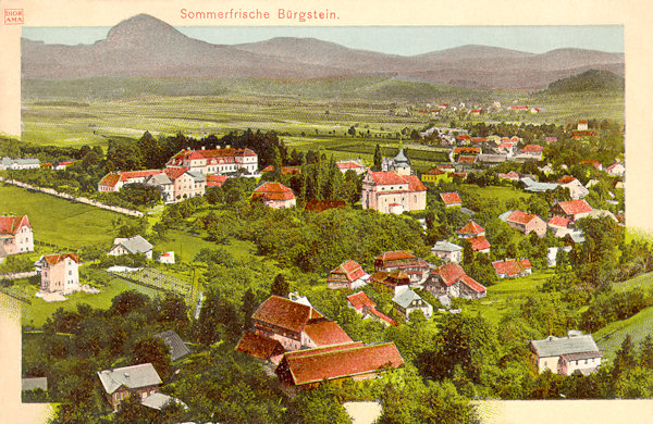 Diese Ansichtskarte von 1913 zeigt dem mittleren Teil mit der Kirche der hl. Katharina und dem Kinsky-Schloss. Der auffallende Berg im Hintergrunde ist der Klíč (Kleis).