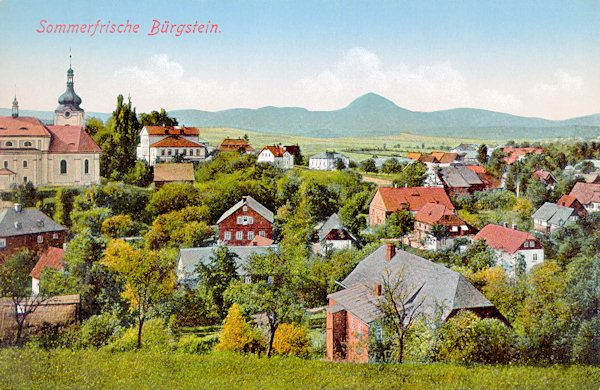 Auf dieser Ansichtskarte sieht man das Ortszentrum von Sloup (Bürgstein) unter der Kirche der Hl. Katharina. Im Hintergrund ragt der Klíč (Kleis) empor.