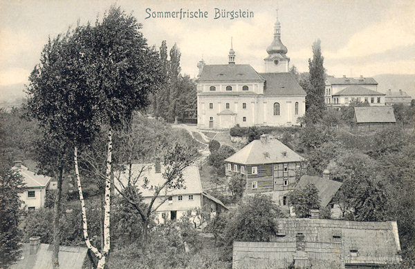 Auf dieser Ansichtskarte von Sloup (Bürgstein) sind die Häuser unterhalb der Kirche der hl. Katharina.