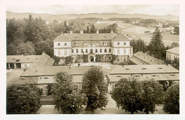 Auf dieser Ansichtskarte ist das Schloss von Sloup (Bürgstein), das seit seiner Gründung in den Jahren 1730-1735 bis zum Ende des Zweiten Weltkrieges der Adelsfamilie Kinsky gehörte.