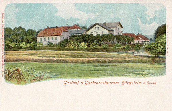 Na pohlednici z počátku 20. století vidíme budovy v okolí zámku s hraběcím hotelem v popředí.