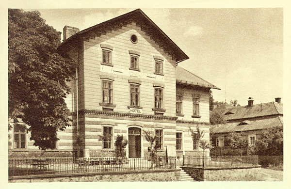 Tato nedatovaná pohlednice zachycuje bývalý hraběcí hotel Kinských, otevřený v roce 1873. Hostinec je v budově i dnes.