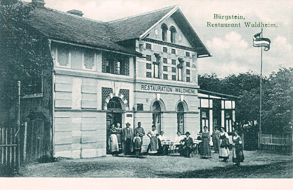 Na pohlednici z roku 1916 je bývalá sloupská restaurace „Waldheim“, jejíž budova dodnes stojí u silnice do Nového Boru.