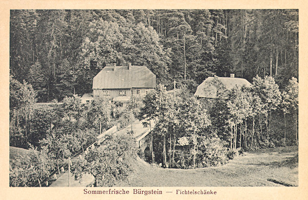 Tato pohlednice zachycuje bývalý hostinec Fichtelschenke, postavený v roce 1801 na jižním okraji Sloupu u silnice do Svojkova.