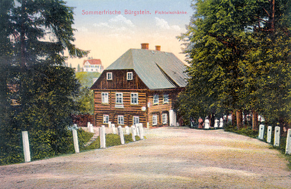 Auf dieser Ansichtskarte aus um 1910 ist das ehemalige Gasthaus Fichtelschenke, dessen Gebäude noch heute am Waldrande an der Strasse nach Svojkov (Schwoika) steht.