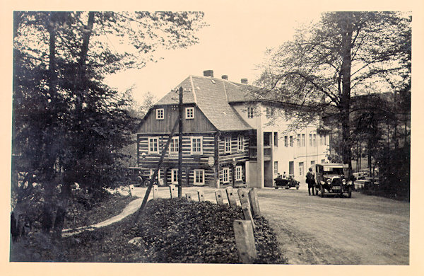 Meziválečná pohlednice zachycuje hostinec Fichtelschenke již s novou přístavbou. Dnes budova slouží jako penzion.