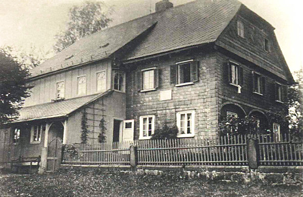 Auf diesem Foto aus den Jahren um 1940 ist das Stammhaus der berühmten Bildhauerfamilie Max aus Sloup (Bürgstein) mit der Gedenktafel von Josef und Emanuel Max.