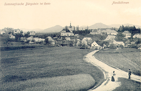 Diese Ansichtskarte zeigt den zentralen Teil von Sloup gesehen von einem am Wege zur Záhořínská kaple (Sohrkapelle) gelegenen Hügel.