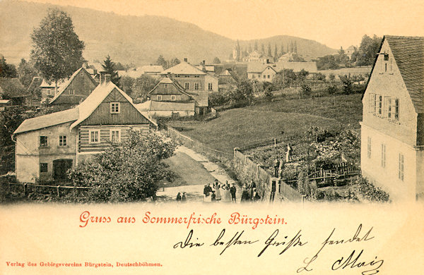 Tato pohlednice z konce 19. století zachycuje domky u cesty k dnešnímu obecnímu úřadu. Na návrší v pozadí je vidět kostelní věž a škola.