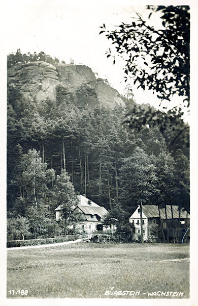 Diese Ansichtskarte zeigt die am Fusse des Felsvorsprunges Na Stráži (Wachstein) am Wege zum Waldtheater stehenden Häuschen.
