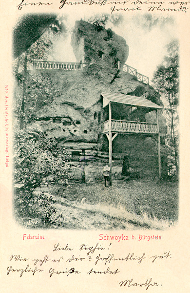 Auf dieser Ansichtskarte von 1905 sieht man die Überreste des Svojkovský hrádek (Schloss Schwoika) mit der auf dem Felsengipfel eingerichteten Aussichtsplattform.
