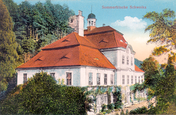 Diese Ansichtskarte vom Jahre 1915 zeigt das 1958 durch Feuer zerstörte frühere Schloss in Svojkov (Schwoika).