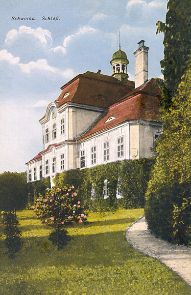 Diese Ansichtskarte aus den 20er Jahren des 20. Jh. zeigt die Vorderfront des ehemaligen Schlosses von Svojkov (Schwoika).