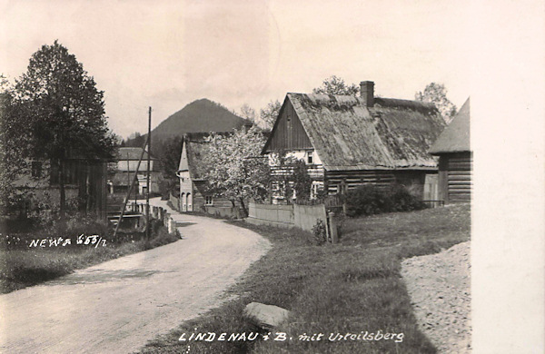 On this picture postcard from the 20s of the 20th century some houses on the road from Kunratice are shown. The house in the foreground does not more exist, the timbered house behind of it had been recently reconstructed. Behind of the tree on the left side a part of the former restaurant „Zu den drei Brücken“ (=The three bridges) is seen.