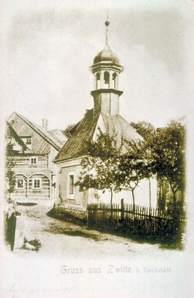 Nedatovaná pohlednice zachycuje starou kapli Nanebevstoupení Panny Marie z roku 1725. V pozadí je vidět hostinec Franze Wernera ještě před jeho přestavbou do dnešní podoby v roce 1890.