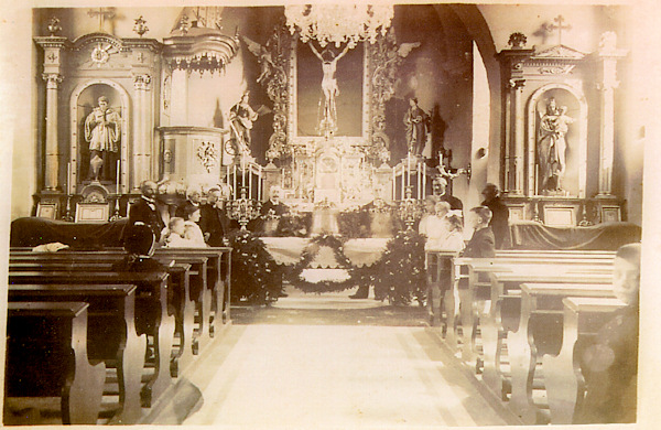 Tato pohlednice zachycuje slavnostní svěcení nových zvonů v kostele Nejsvětější Trojice roku 1920.