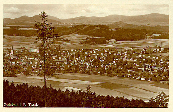 Auf dieser Ansichtskarte aus dem Jahr 1929 sieht man Cvikov vom Zelený vrch (Grünberg) aus.
