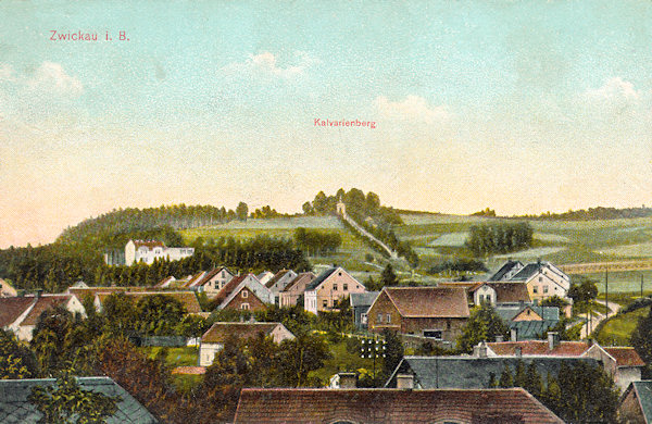 Diese Ansichtskarte von 1911 zeigt die Häuser am Nordostrande der Stadt mit dem Kalvárie (Kalvariberg) im Hintergrunde. Aus dem Wald links ragt das damals neu erbaute Gebäude der Lungenheilanstalt hervor.