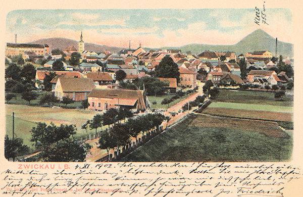 Diese Ansichtskarte vom Beginn des 20. Jahrhunderts zeigt Cvikov (Zwickau) vom Turm der Bierbräuerei unter dem Zelený vrch (Grünberg). Im Vordergrund ist die alte, von Jablonné (Gabel) kommende Strasse und rechts am Horizont ragt der Klíč (Kleis) empor.