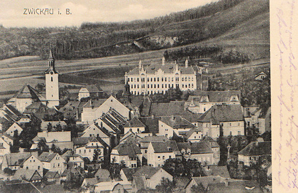 Auf dieser Ansichtskarte von 1914 sieht man das Stadtzentrum mit der Hl-Elisabeth-Kirche und dem monumentalen Bau der Volks- und Bürgerschule im Park hinter dem Marktplatz.