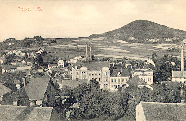 Auf dieser Ansichtskarte vom Jahre 1918 ist der nordöstliche Teil der Stadt mit dem auffälligen Gebäude des Hotels „Sever“ (früher Reichshof). Im Hintergrunde steigt der Hang des Zelený vrch (Grünberg) und links neben ihm die unansehnliche Anhöhe des Kalvariberges in die Höhe.
