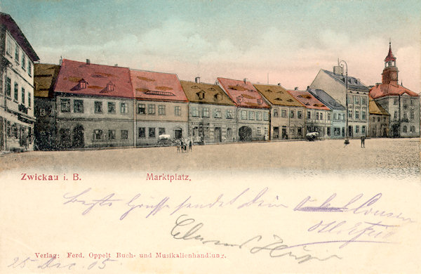 Auf dieser Ansichtskarte vom Anfange des 20. Jh. sieht man die ganze Südseite des Marktplatzes mit dem alten Rathaus (rechts).