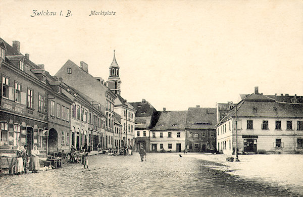 This picture postcard from 1907 shows the market place with the former town-hall und the seignorial house (right) built in 1739 for the demesne administration by Anna Maria Frances, grand duchess of Tuscany.