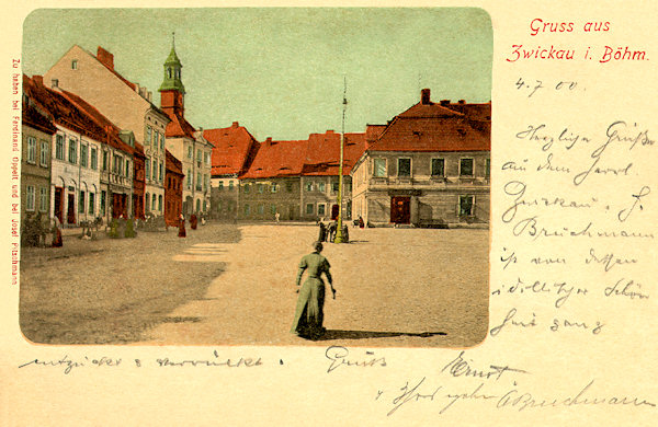 Diese Ansichtskarte von 1900 zeigt einen Teil des Marktplatzes mit dem Rathaus, dessen Türmchen damals noch ein spitziges Dach trug. Rechts sieht man einen Teil des Herrenhauses, in dem sich seit 1850 das Bezirksgericht befand.