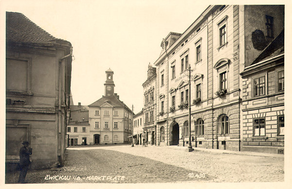 Auf dieser Ansichtskarte aus der Zeit zwischen den beiden Weltkriegen sieht man den oberen Teil des Marktplatzes zwischen dem Herrenhaus und dem Hotel „Zum goldenen Löwen“. Das Türmchen auf dem Rathaus hat das 1919 erniedrigte Dach.