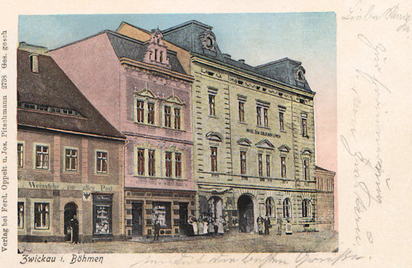 This picture postcard shows the monumental building of the hotel „Golden Lion“ which in former times was the dominant of the market place. After World War II it went to ruins and was 1981 demolished together with all the neighbouring houses.