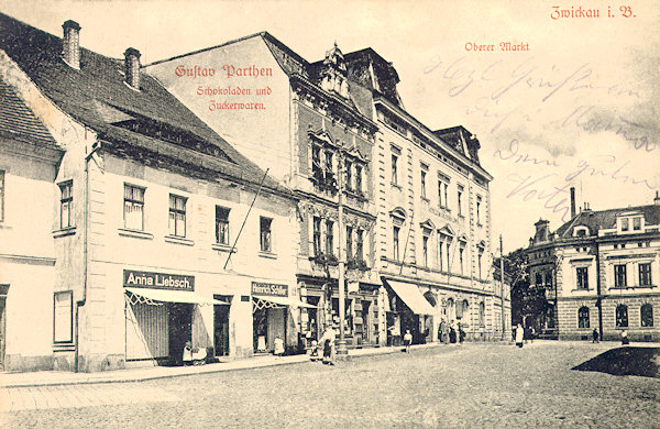 Tato pohlednice zachycuje staré domy na západní straně náměstí s výstavným hotelem „U Zlatého lva“. V říjnu 1981 byly všechny domy zbořeny, zůstala zde jen budova bývalé spořitelny zcela vpravo.
