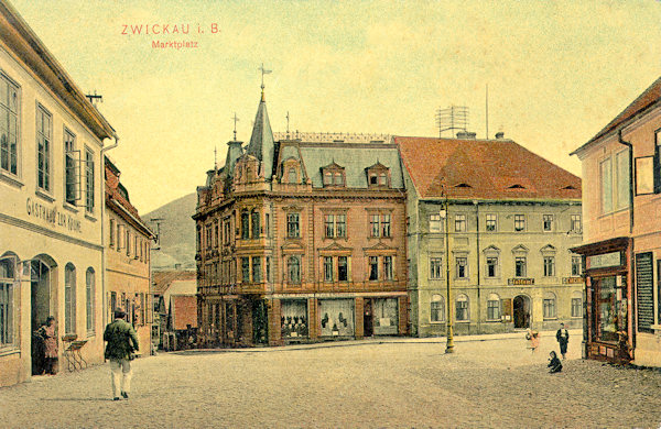 On this picture postcard from the beginning of the 20th century you see the northeastern part of the market place with the building of the town council and the neighbouring Carl Pohl´s textile shop. In the foreground there is the former restaurant „Crown“ and on the right side the corner of the former seignorial house is seen.