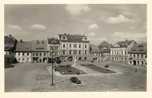 This interesting picture postcard from 1957 shows the western part of the town square with the attractive bulding of the now nonexistent hotel „Zum Goldenen Löwen“. In the small park on the place of the former manor house in those years stood a statue of J.V.Stalin.