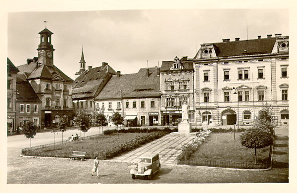 On this picture postcard from 1914 the southwestern part of the market square is shown with the town-hall and the hotel „Zum Goldenen Löwen“ (Golden Lion) which, together with all of the neighbouring houses in 1981 had been demolished. In the park in front of the hotel there is the the first monument of J. V. Stalin in the former Tchechoslowak Republic built as soon as November 1948.