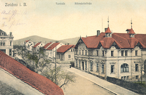 This picture postcard from 1900 shows the former main road to Svor with the building of the gymnasium on the right side which till today survived almost in its original appearance.