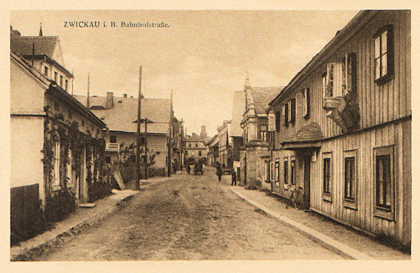 Auf dieser Ansichtskarte von 1914 sieht man die alte Bahnhofsstrasse, die aus dem Stadtzentrum nach Sloup (Bürgstein) führte. Der Grossteil der Häuser steht auch heute noch, verschwunden ist nur das nächste Holzhaus rechts.