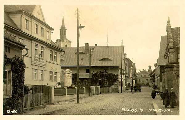 On this picture postcard from the second half of the twenties of the 20th century there is the former Station-street leading from the market place to the south. In the foreground you see the then „County house“, in the house behind of it (in the middle of the picture) there is the establisment of Rössler's manufacture of soda-water and vinegar which, among other things, also produced delicious mustard.