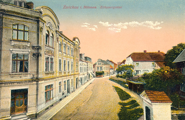 On this picture postcard from 1913 the former Zittau-street with the Art Nouveau-building of the former hotel „Reichshof“, which after World War Two was renamed to „Sever“ (North), are shown. Later this atractive building had been depreciated by an insensitive „modenization“, since the nineties of the 20th century it was out of use and had to wait till 2011 for its reconstruction.