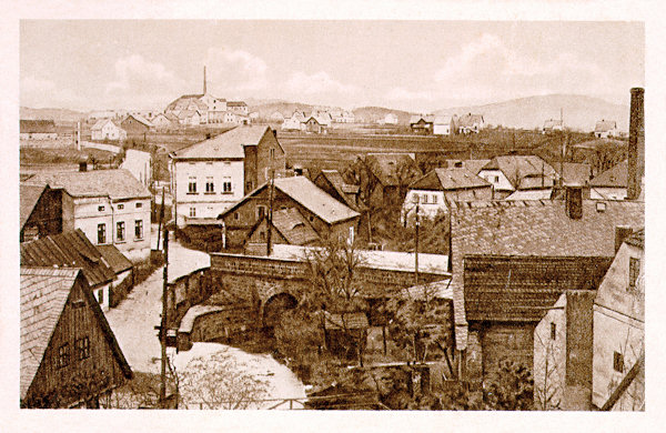 Diese Ansichtskarte zeigt die 1845-1846 an der alten Strasse nach Jablonné (Deutsch Gabel) erbaute steinerne Brücke über den Boberský potok-Bach, die nach dem naheliegenden Bad die Baderbrücke genannt wurde.